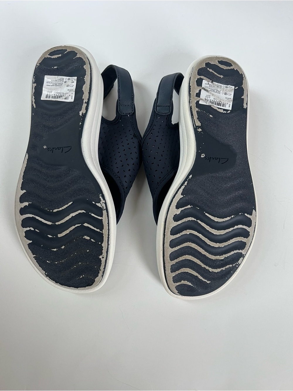 Clark’s Cloudstepper Drift Blossom Navy Thong Sandal with Cushioned White Sole 8 - Picture 9 of 13